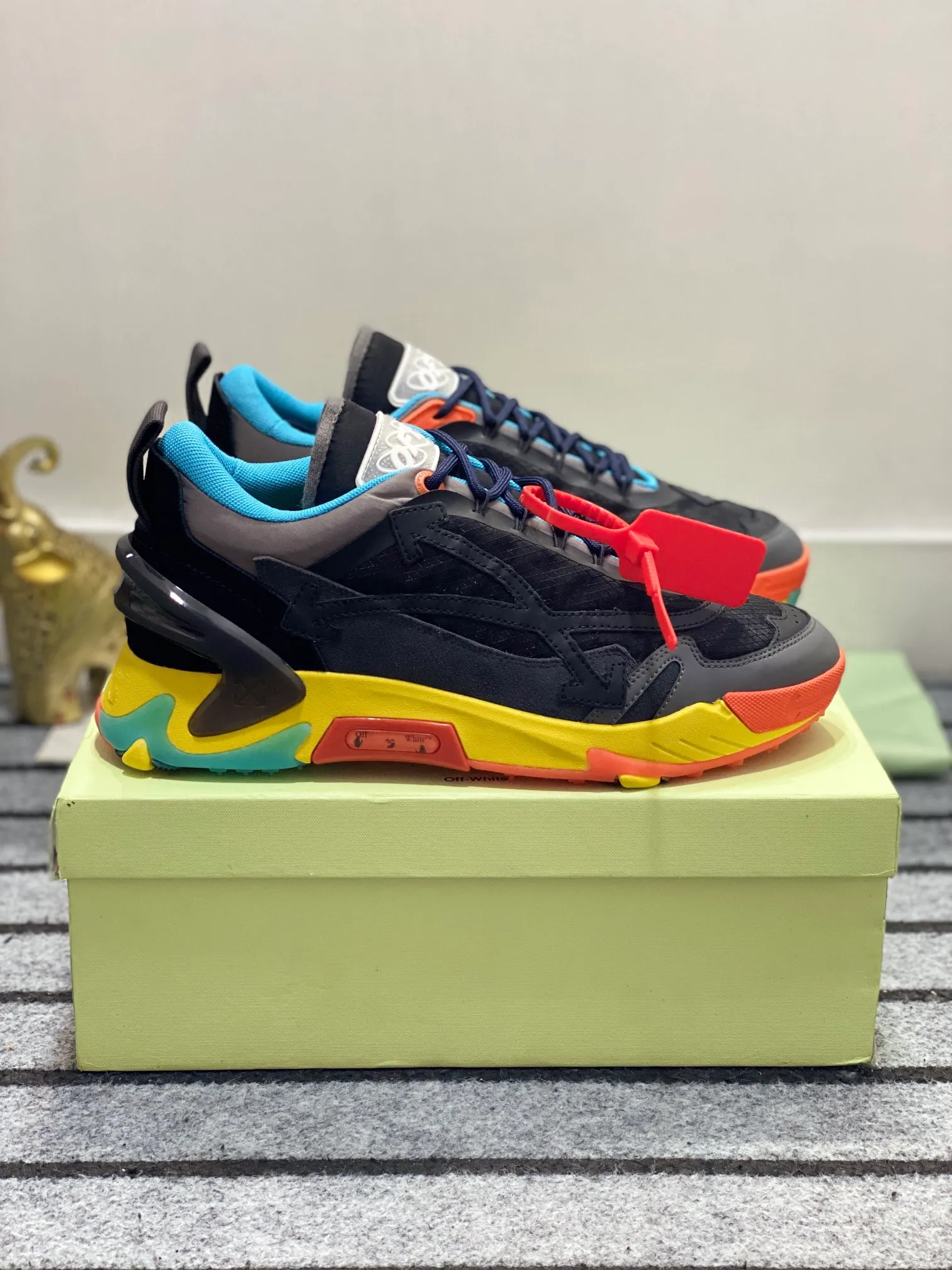 Men's shoes 💰640🌼【New】High-end boutique-OFF-WHITE x Air Jordan】1 The joint shoe design has been highly concerned by everyone. The new shoes are shown in the popular Chicago bull white and yellow LOGO color scheme. The shoe body is made of cowhide stitching and other materials. In addition to the X hidden on the inside of the leather, the oversized Swoosh, OFF-WHITE for Nike, and Air Jordan 1Birth information and the word AIR are displayed on both sides of the shoe, and OFF-WHITE's iconic details can be seen on the TPU sole and insole. You can choose a pair if you like the style. Size: 38-45 (45 customized